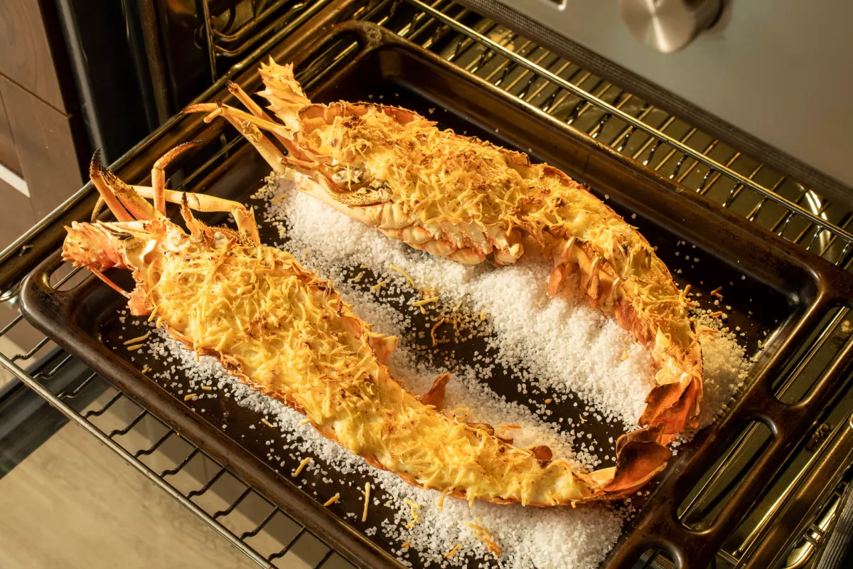 Gratinar las mitades de langosta rellenas para la langosta thermidor