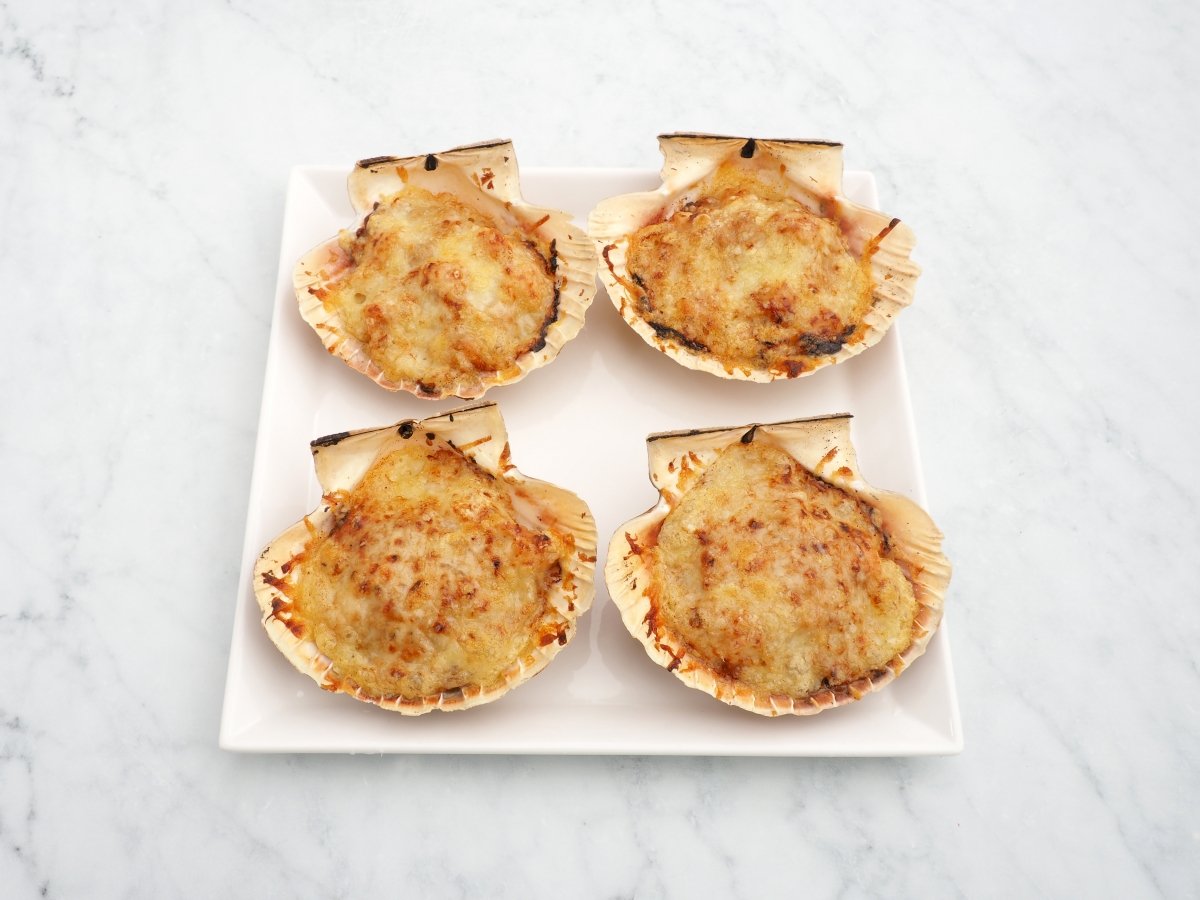 Gratinar las vieiras rellenas