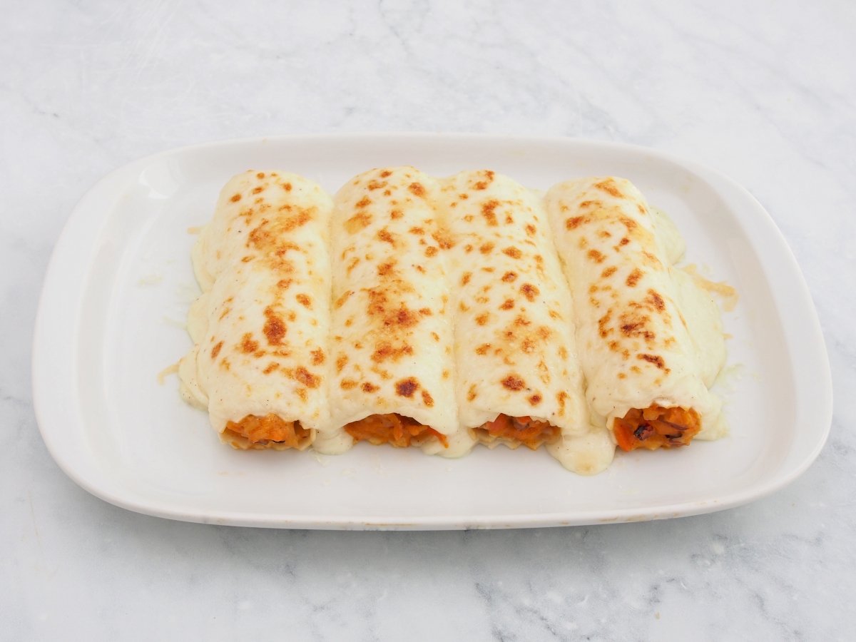 Gratinar los canelones de marisco