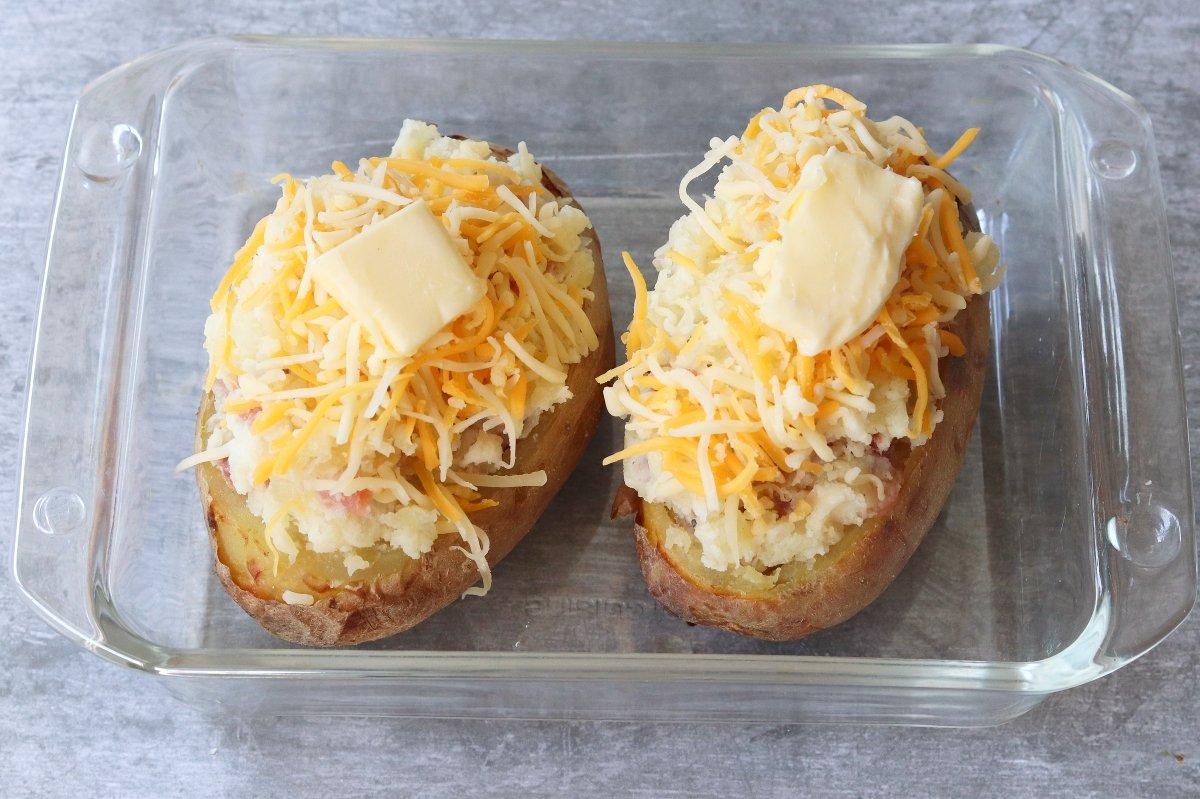 Gratinar patatas rellenas de jamón y queso al horno