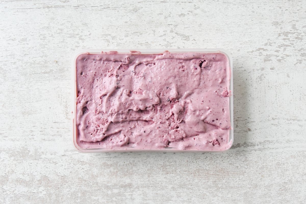 Guardamos el helado de cerezas en un recipiente con tapa