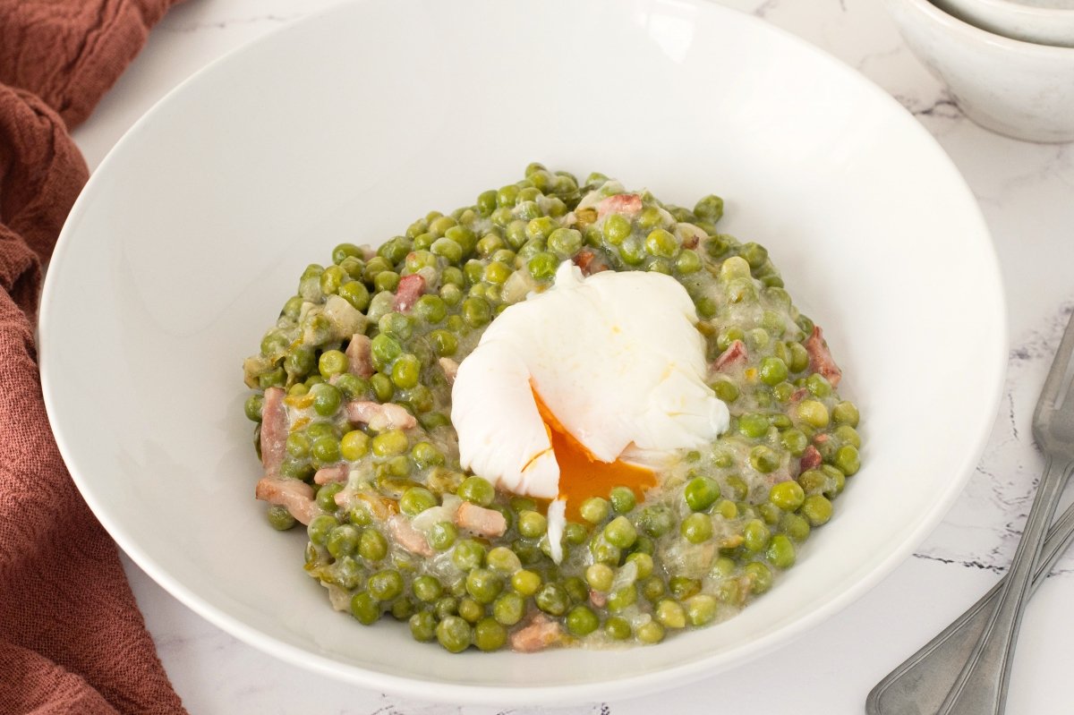 Guisantes a la francesa en el plato