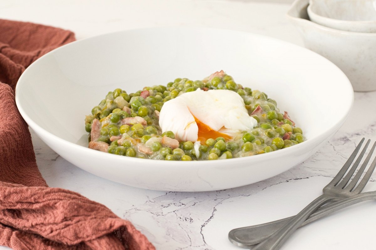 Guisantes a la francesa listos para servir