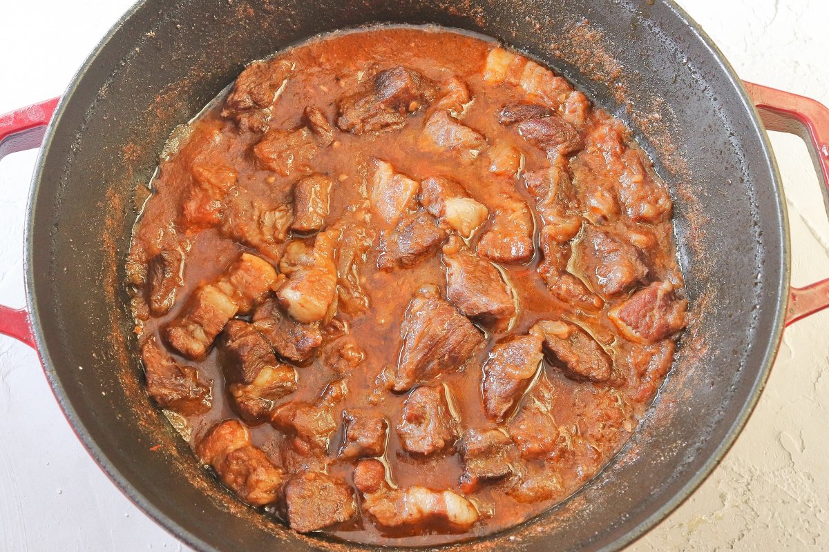 Guisar la carne de las patatas de Olot