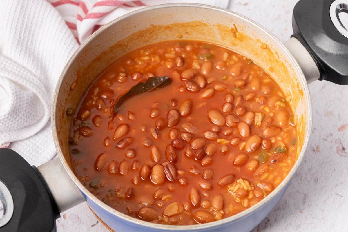 Guiso de judías pintas con arroz reposando