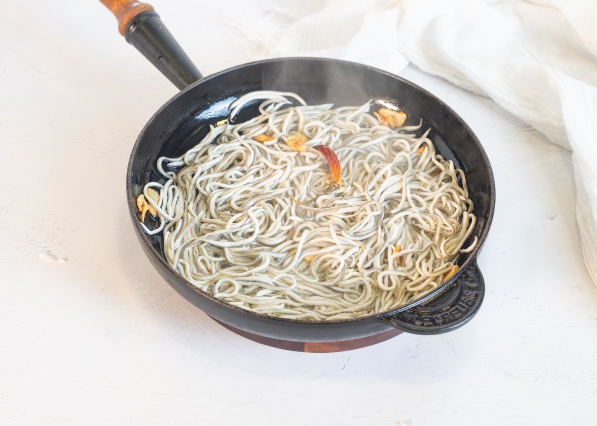 Gulas salteadas para hacer huevos rotos con gulas