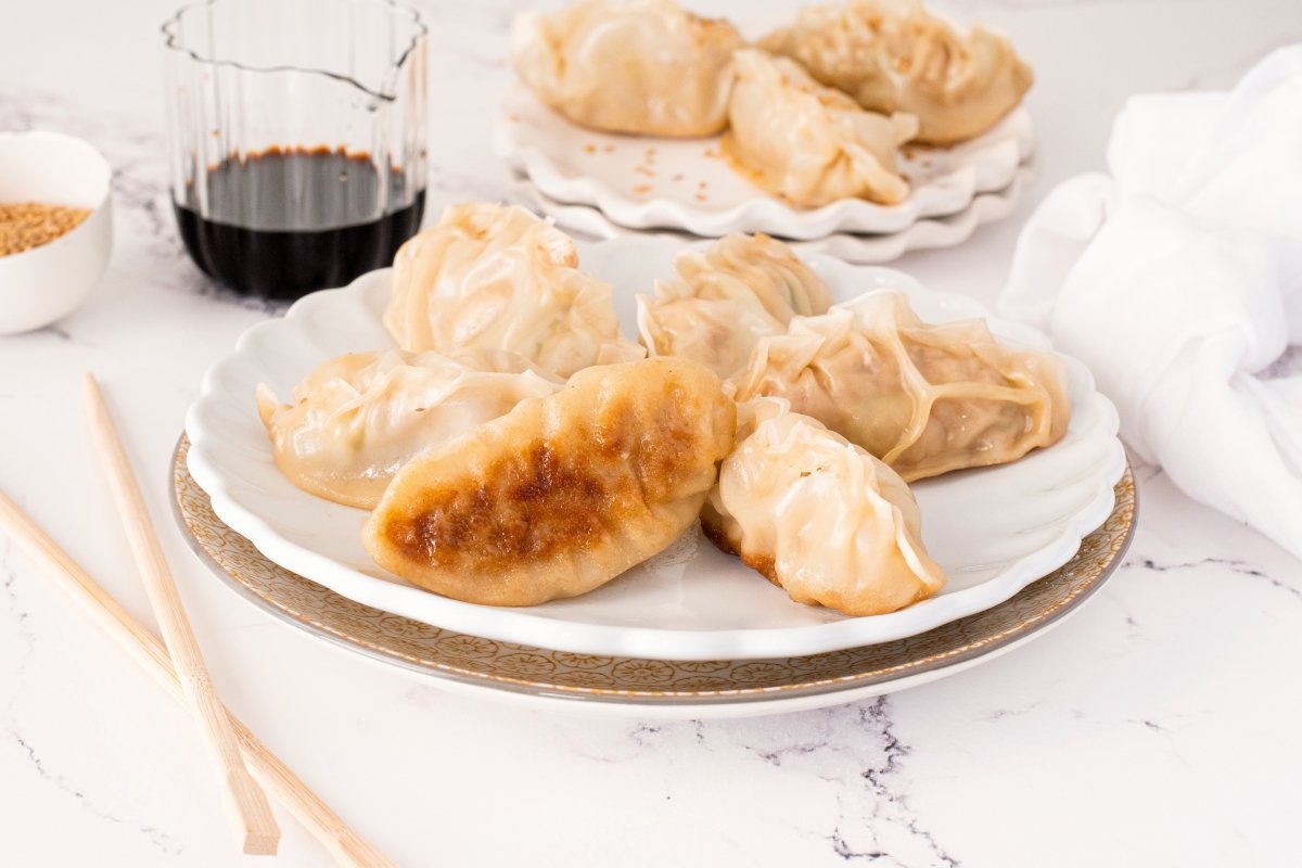 Gyozas de pollo en el plato