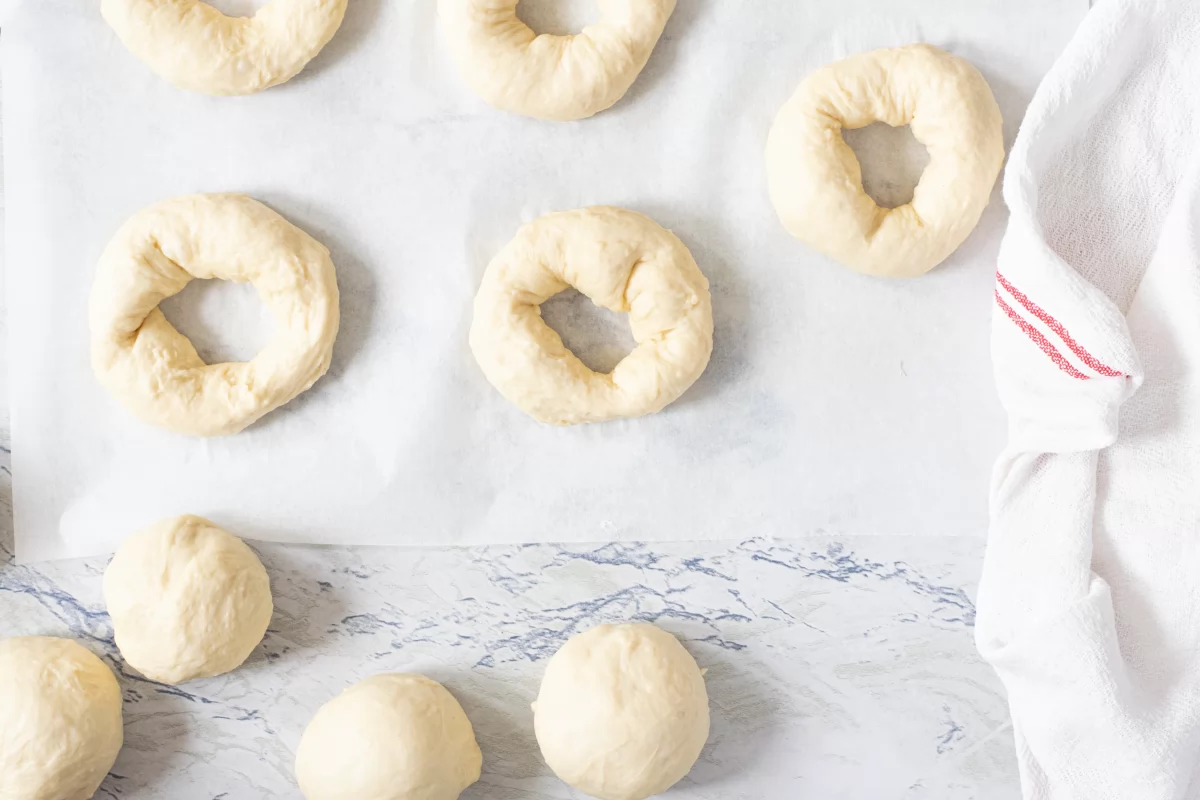 Hacemos el agujero a la masa de los donuts