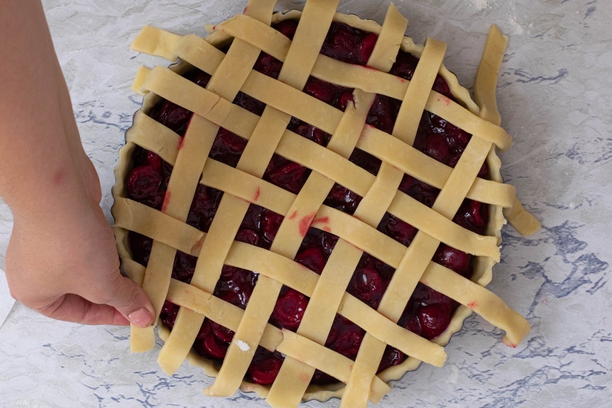 We make the lattice of the cherry pie or American cherry pie