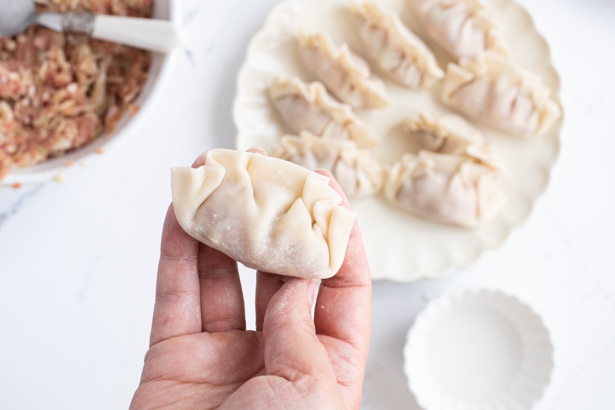 Hacemos los pliegues de las gyozas de cerdo
