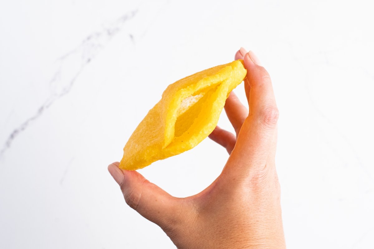 Hacemos un corte a las arepas de huevo