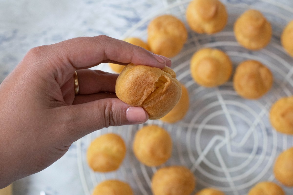 Hacemos un corte en la base de los profiteroles de crema