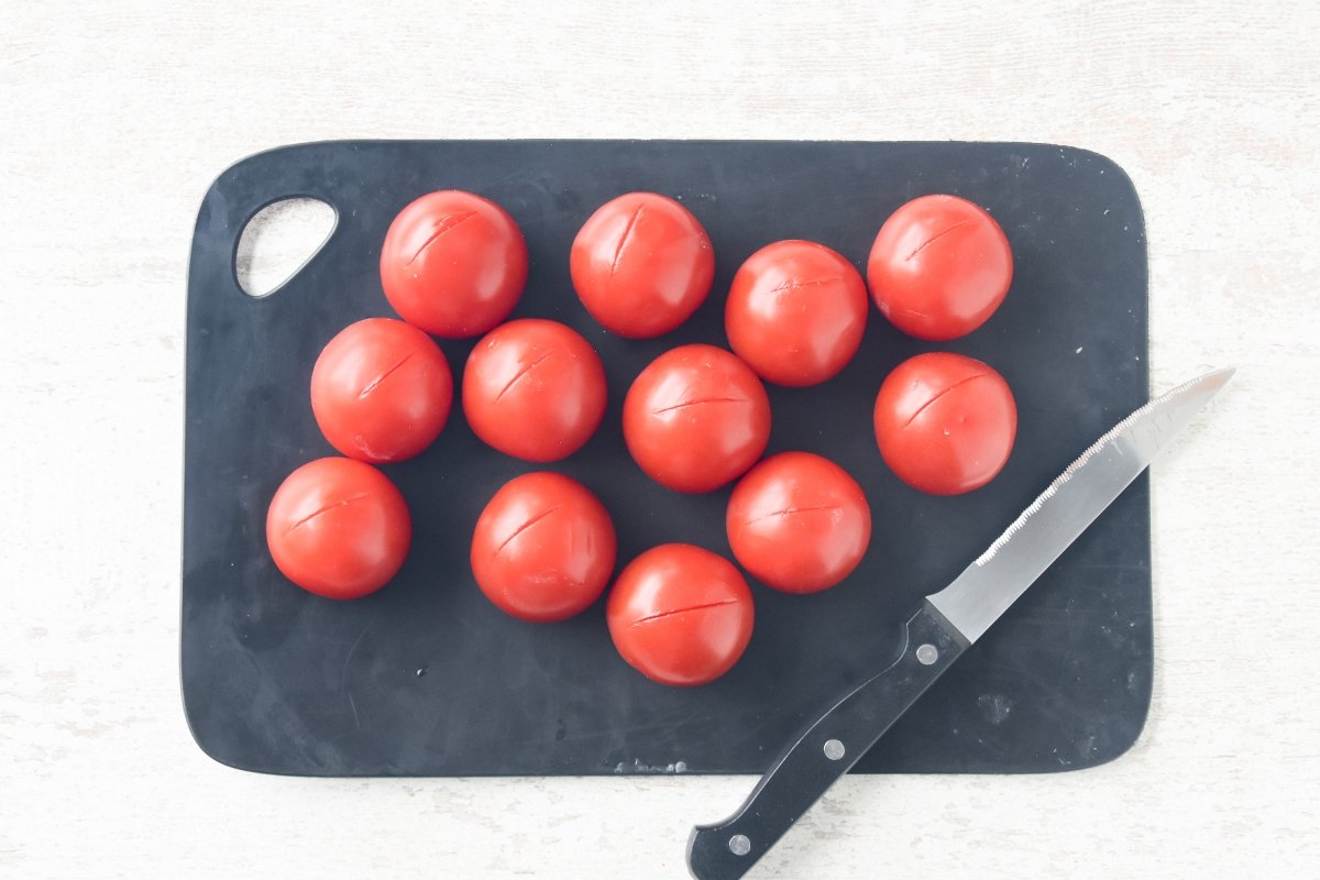 Hacemos un corte en la base de los tomates