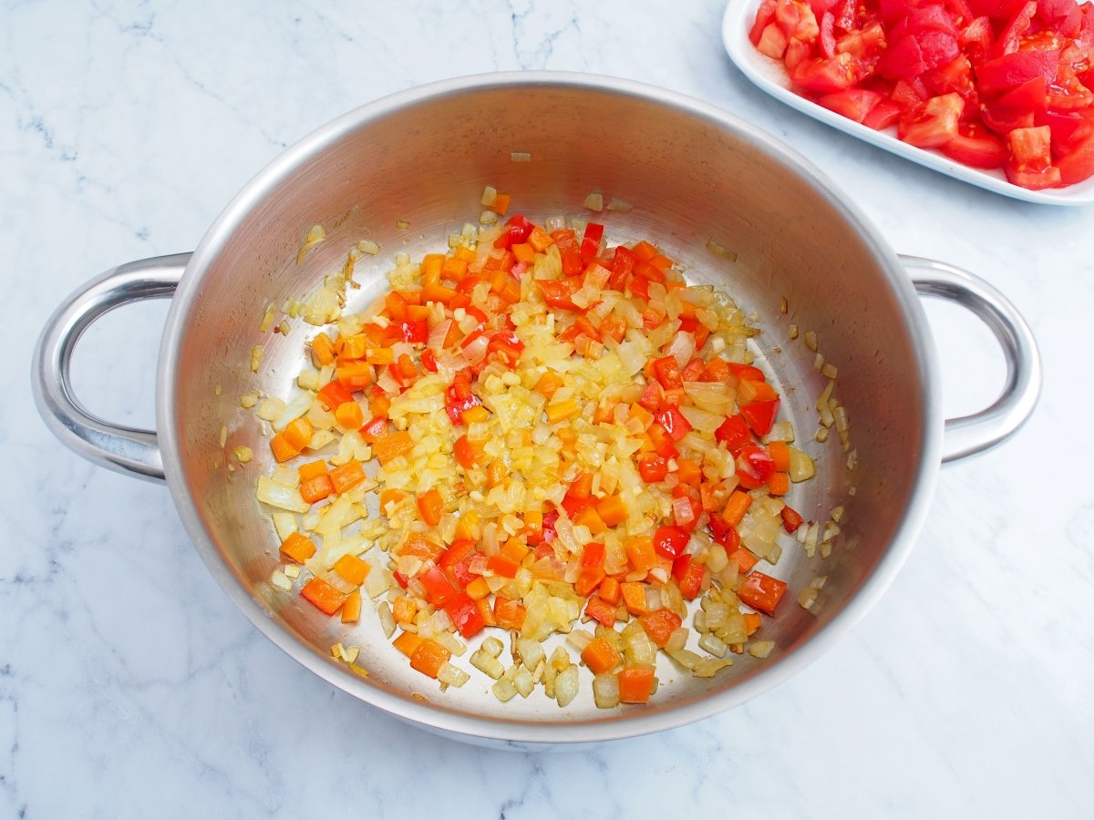 Hacemos un sofrito para la sopa de tomate