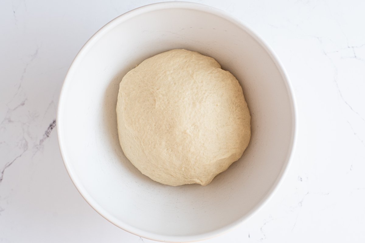 Hacemos una bola con la masa de la pissaladière