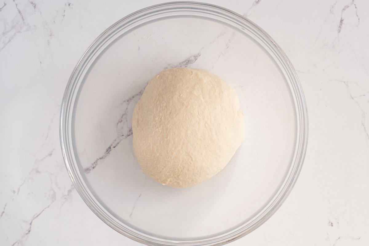 Hacemos una bola con la masa de la pizza al taglio