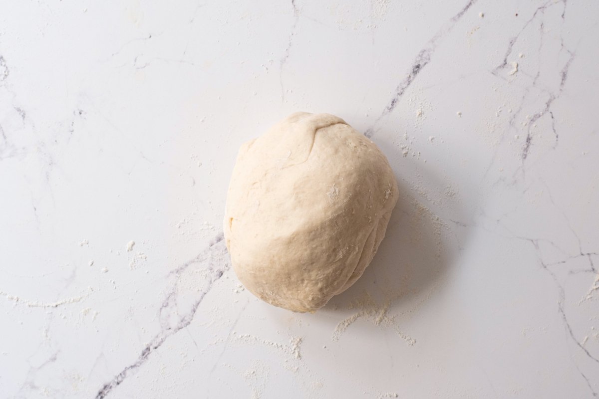 Hacemos una bola con la masa de la pizza Chicago