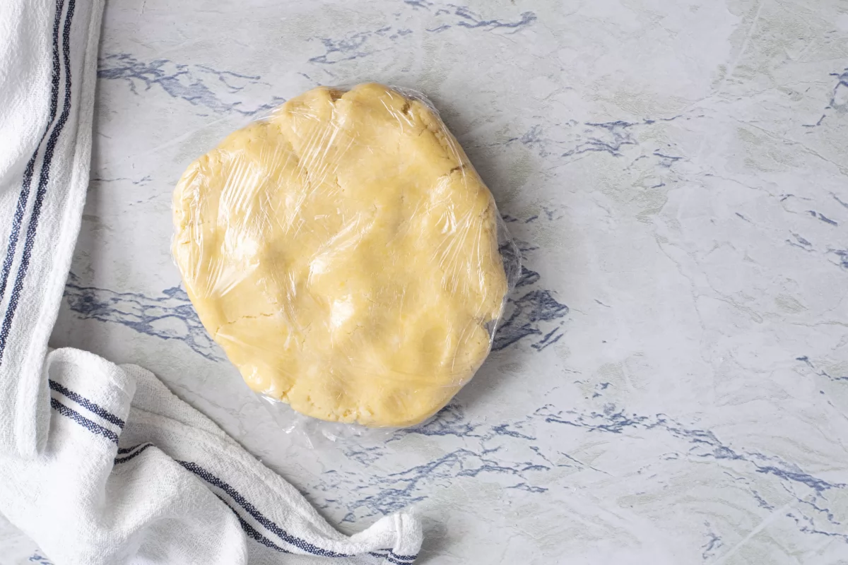Tarta de limón 6 Hacemos una bola con la masa de la tarta de limón