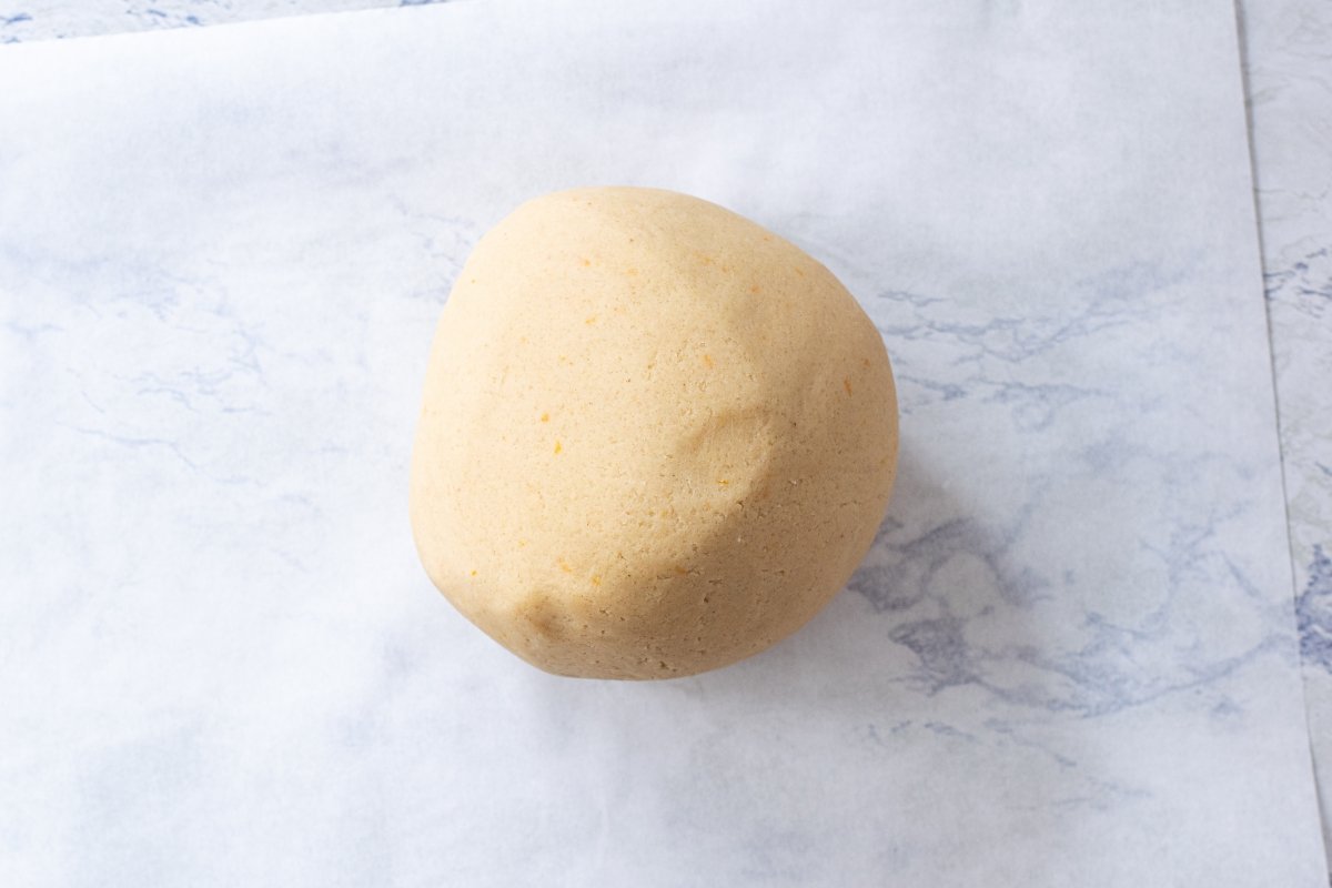 We make a ball with the dough of the Christmas Cookies (Christmas Cookies)
