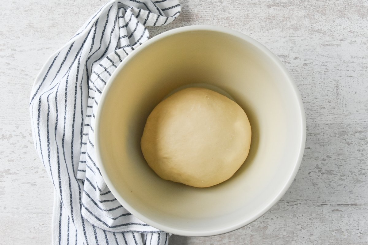 We make a ball with the dough of the homemade brioche