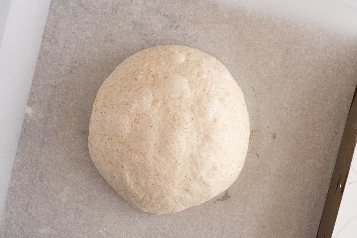 Hacemos una bola con la masa del pan de cebolla