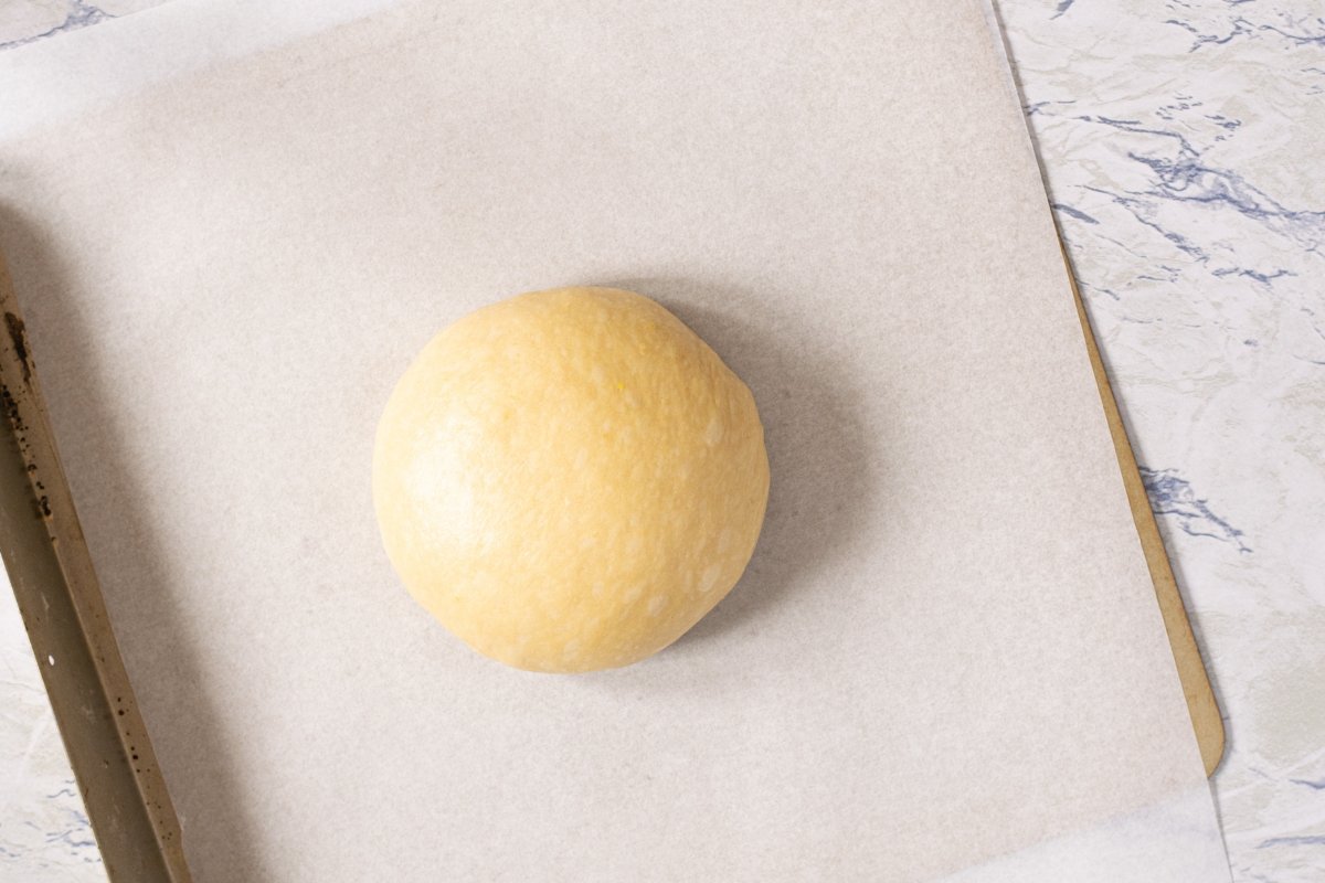 We make a stretched ball with the pancake dough