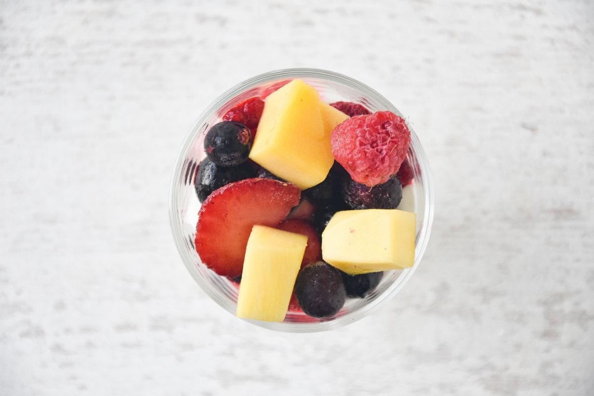 Hacemos una segunda capa y terminamos con frutos rojos y mango