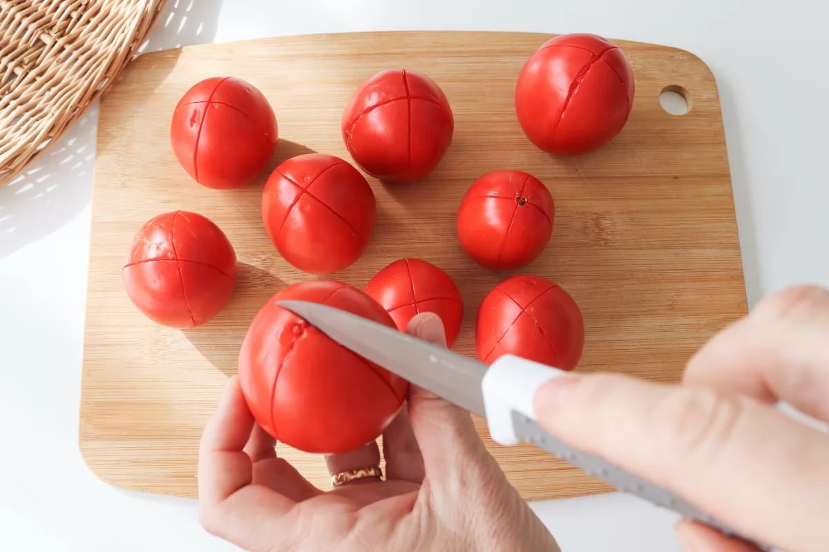 Hacer corte cruz tomates mermelada de tomate