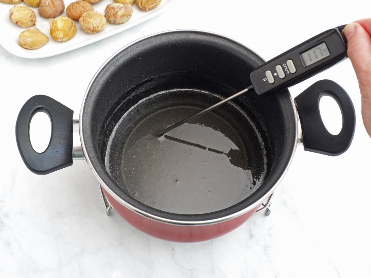 Hacer el almíbar para las castañas