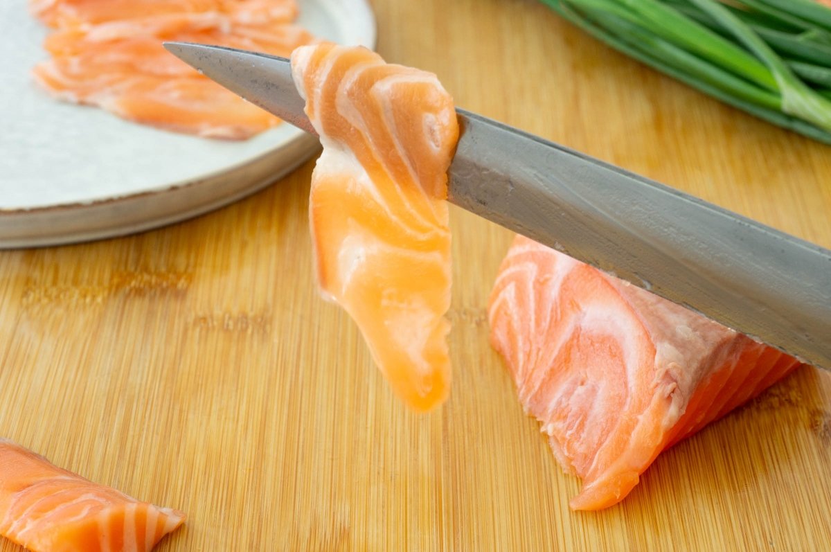 Hacer el corte usuzukuri de salmón