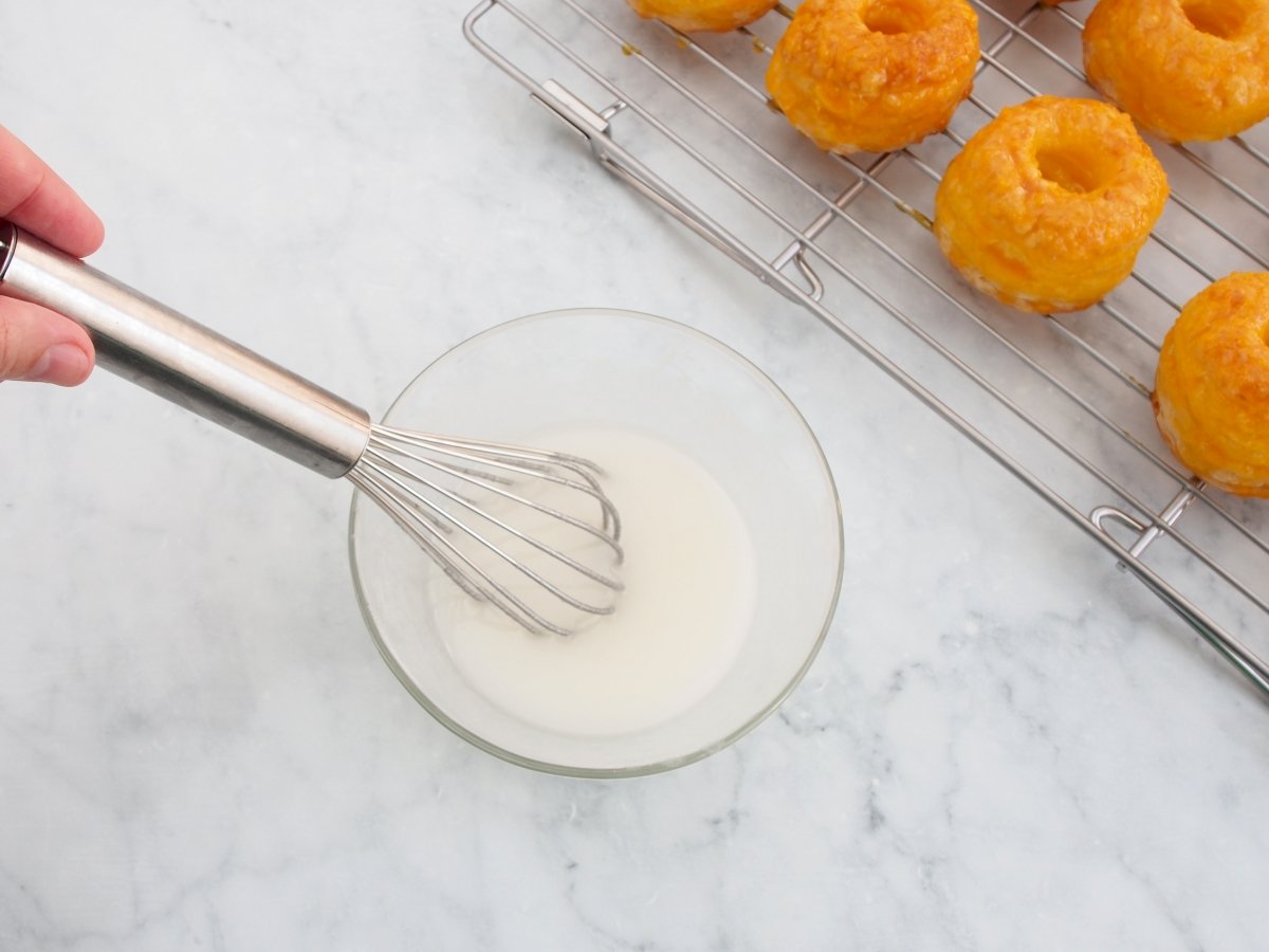 Hacer el glaseado para las rosquillas de Alcalá