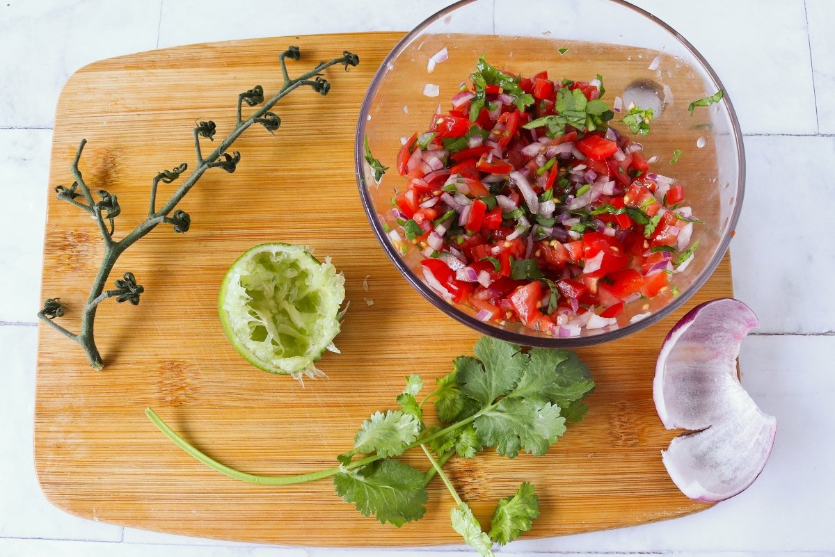 Hacer el pico de gallo para los tacos de pollo