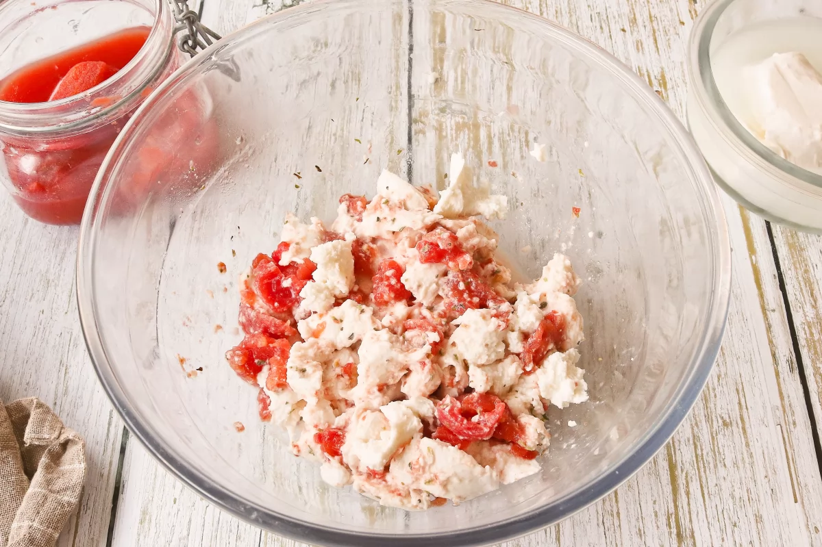 Hacer el relleno de los panzerotti de tomate y mozzarella