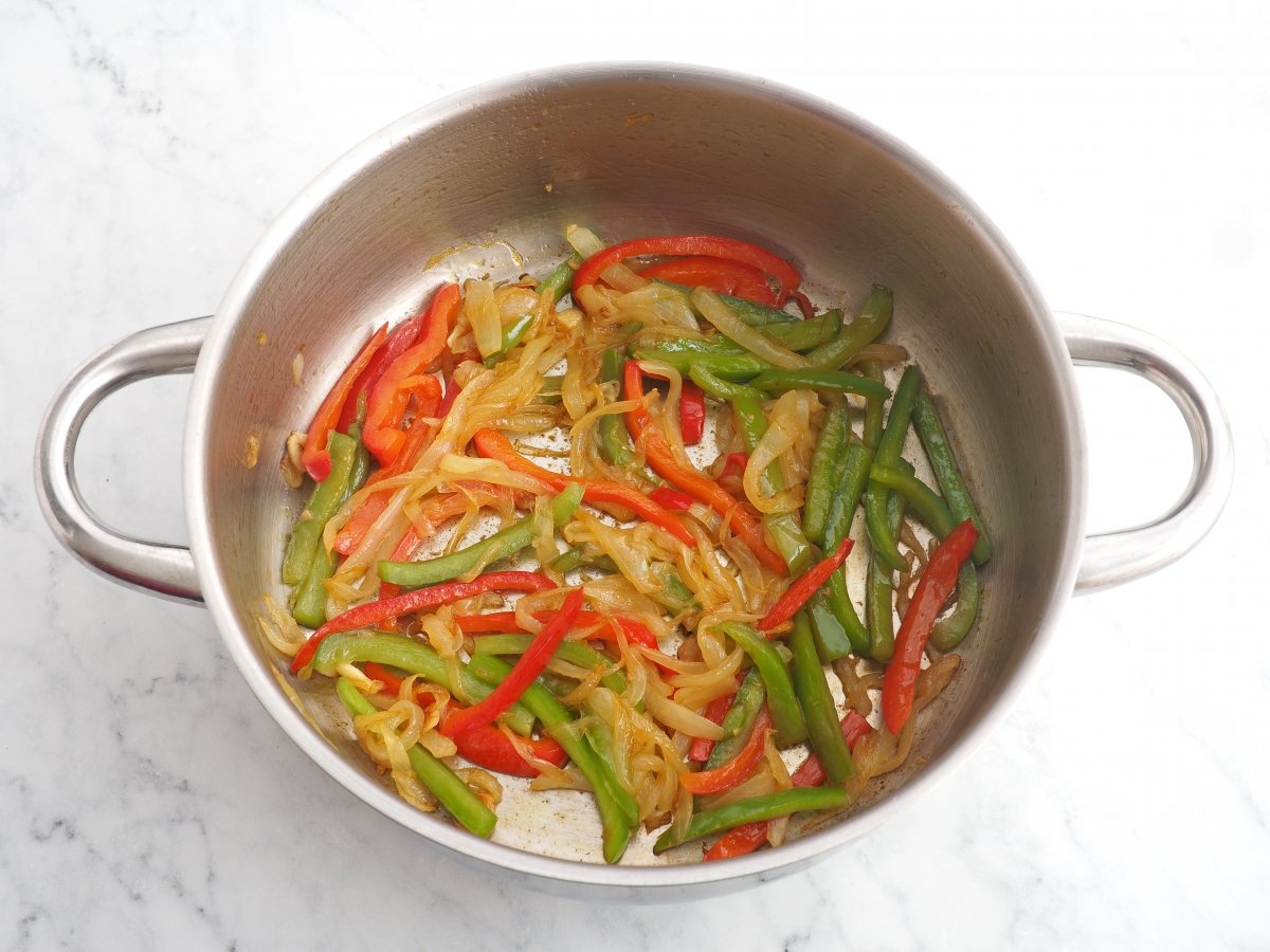 Hacer el sofrito de cebolla y pimientos