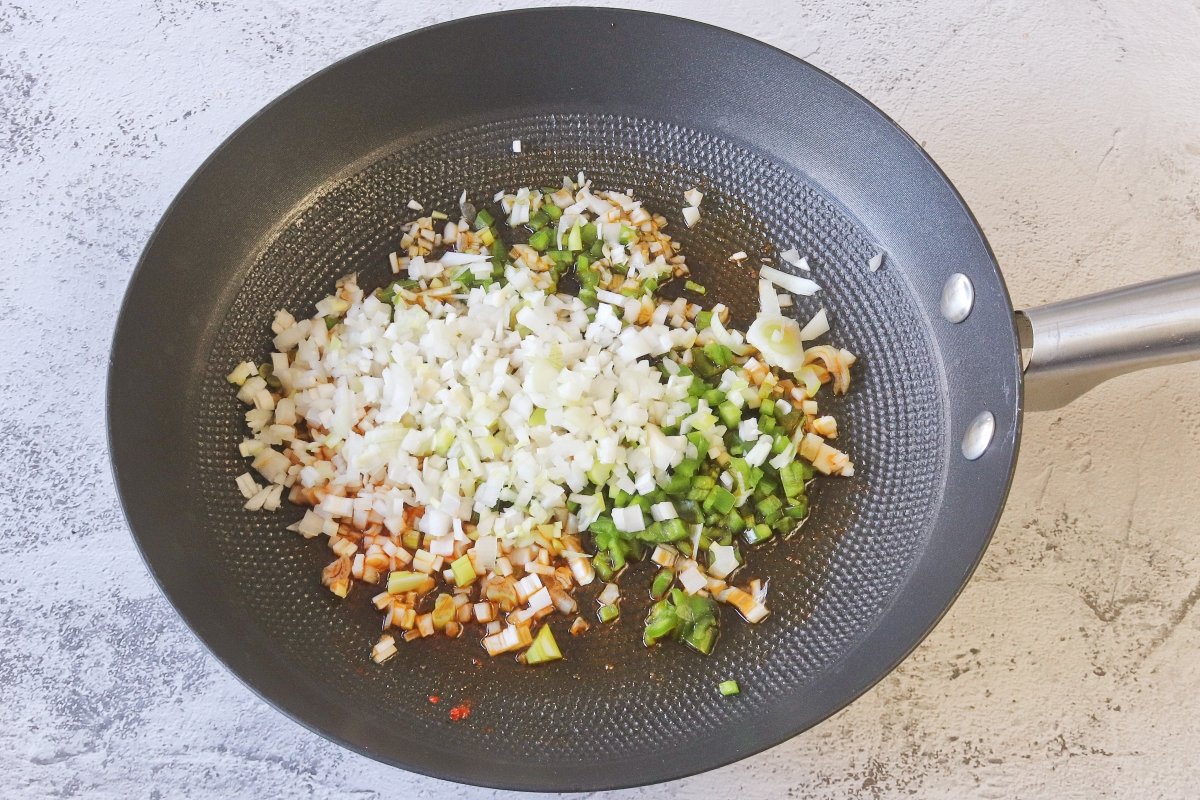 Hacer el sofrito de la salsa de maní para los llapingachos