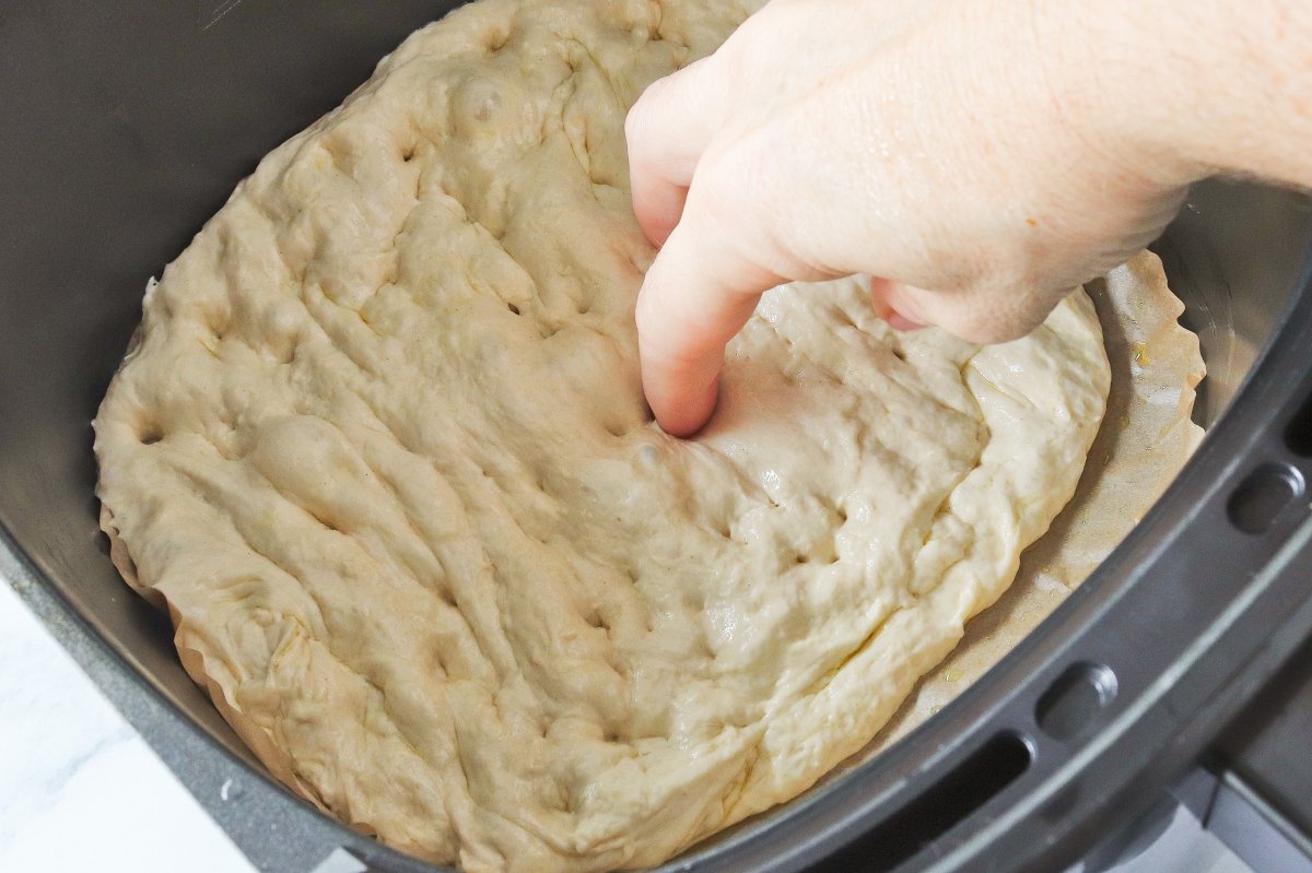 Hacer hoyos a la masa de la focaccia en freidora de aire