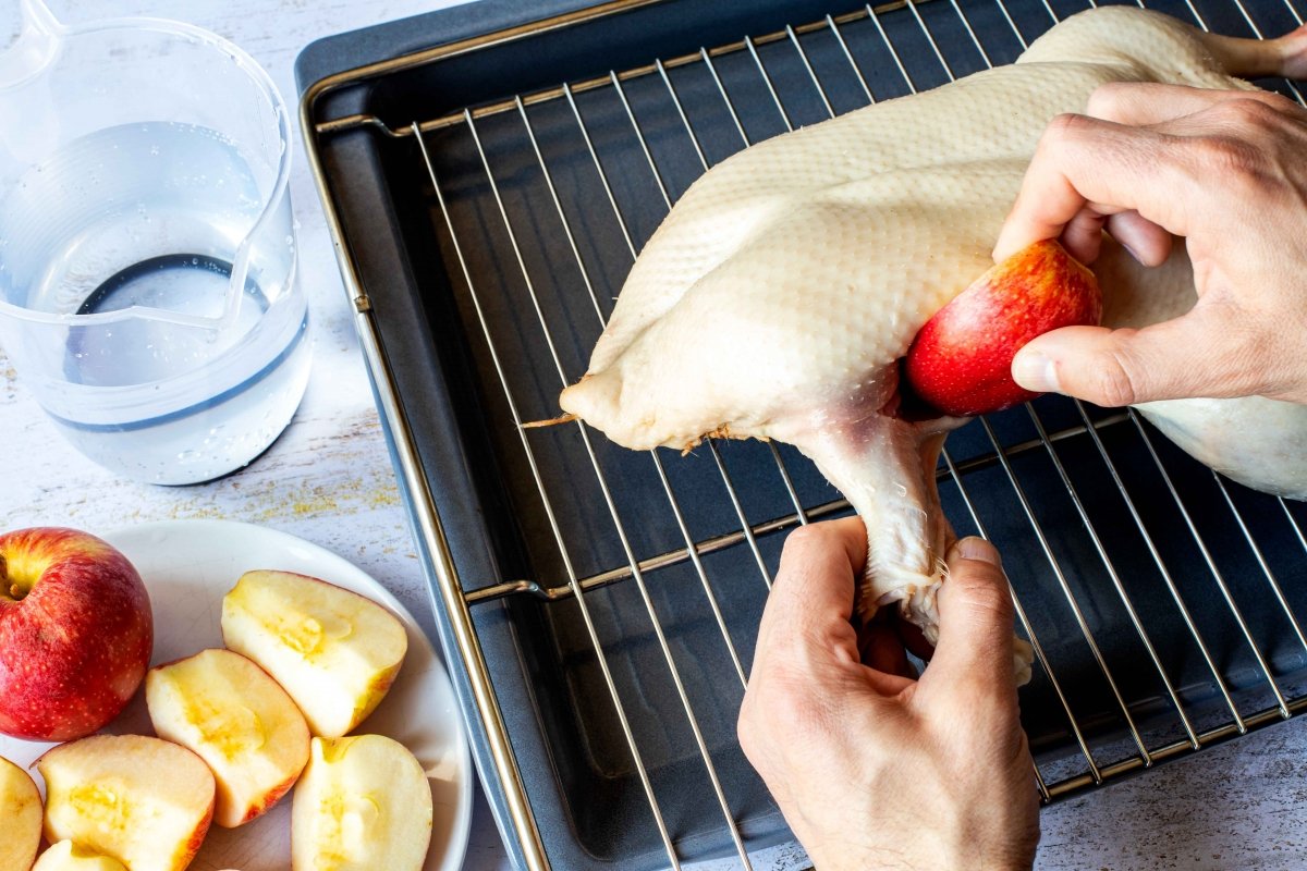 Hacer incisión bajo el ala al pato y rellenar de las manzanas para que no se hunda el pecho