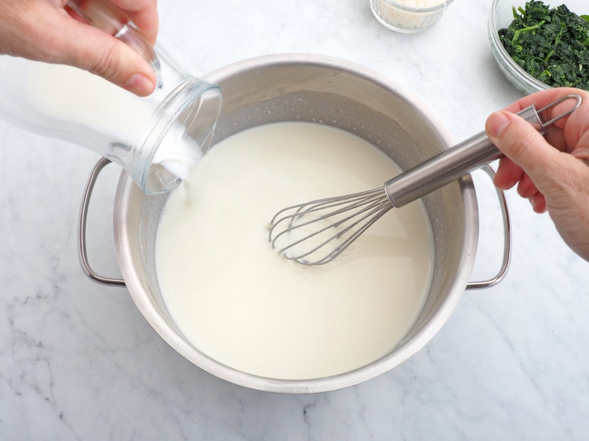 Hacer la bechamel de las croquetas de espinacas