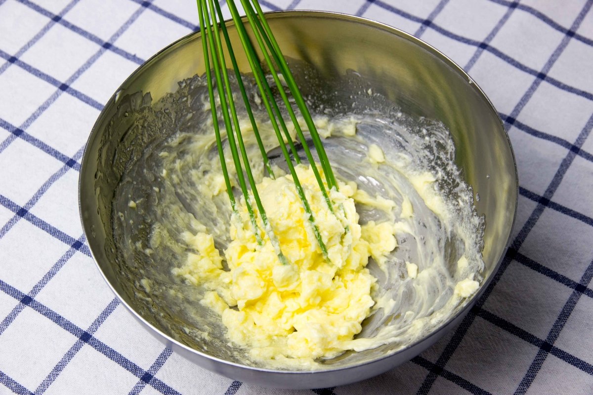 Hacer la crema de mantequilla para los bollos de mantequilla de Bilbao