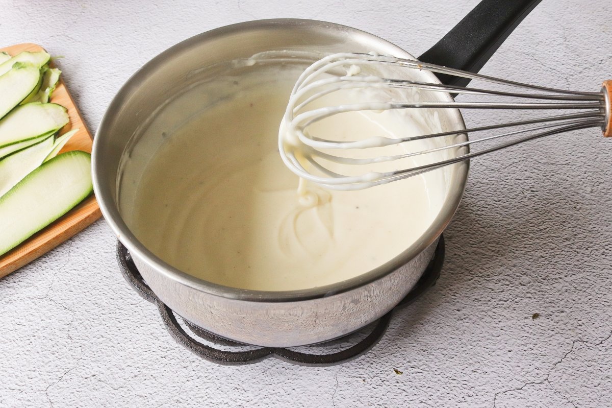 Hacer la salsa bechamel para los canelones de calabacín