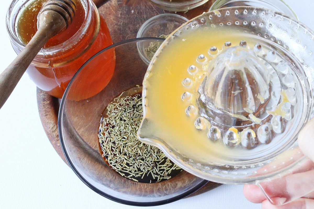Hacer la salsa de maceración con el zumo de naranja para las costillas a la miel