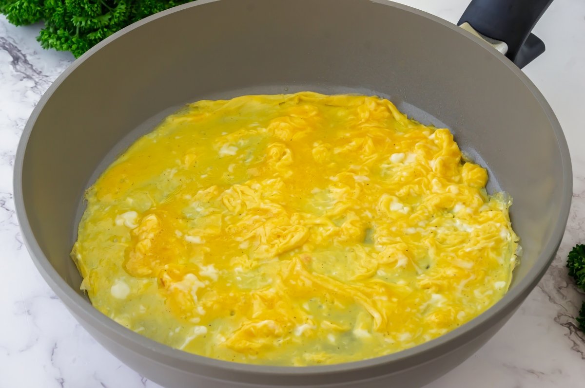 Hacer la tortilla del omurice