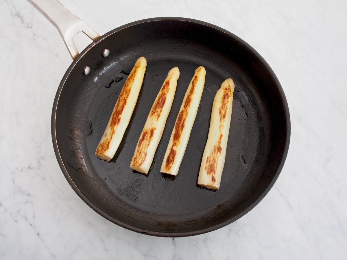 Hacer los espárragos blancos a la plancha
