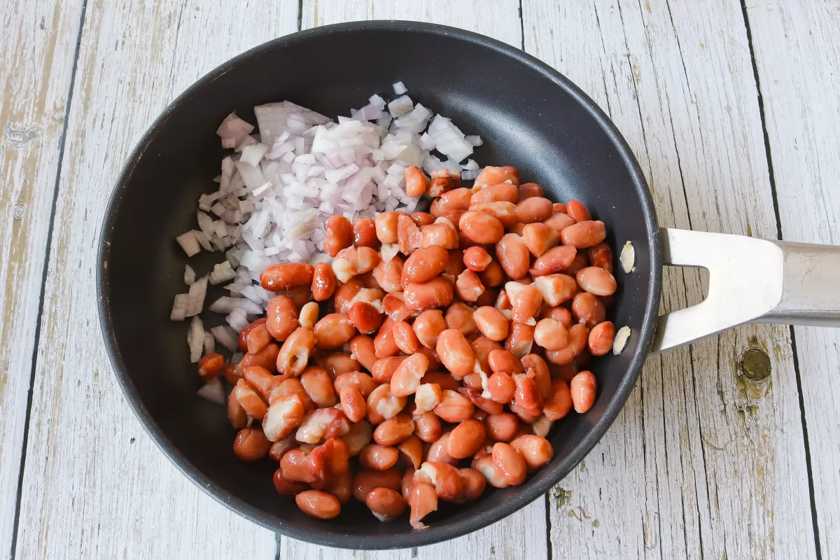 Hacer los frijoles refritos para las sopes de pollo