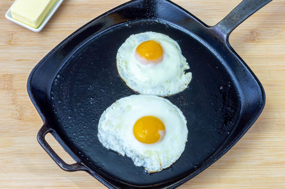Hacer los huevos del desayuno inglés