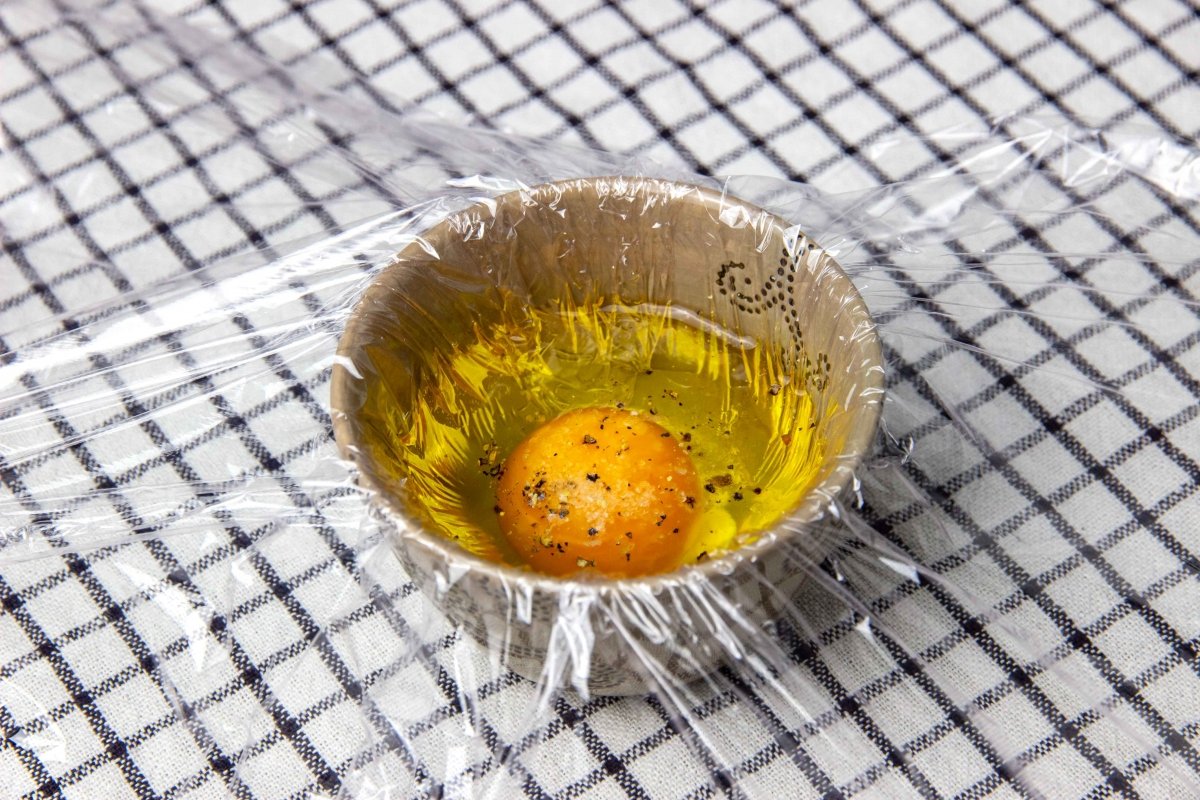 Make the little bags with the eggs and film to cook them