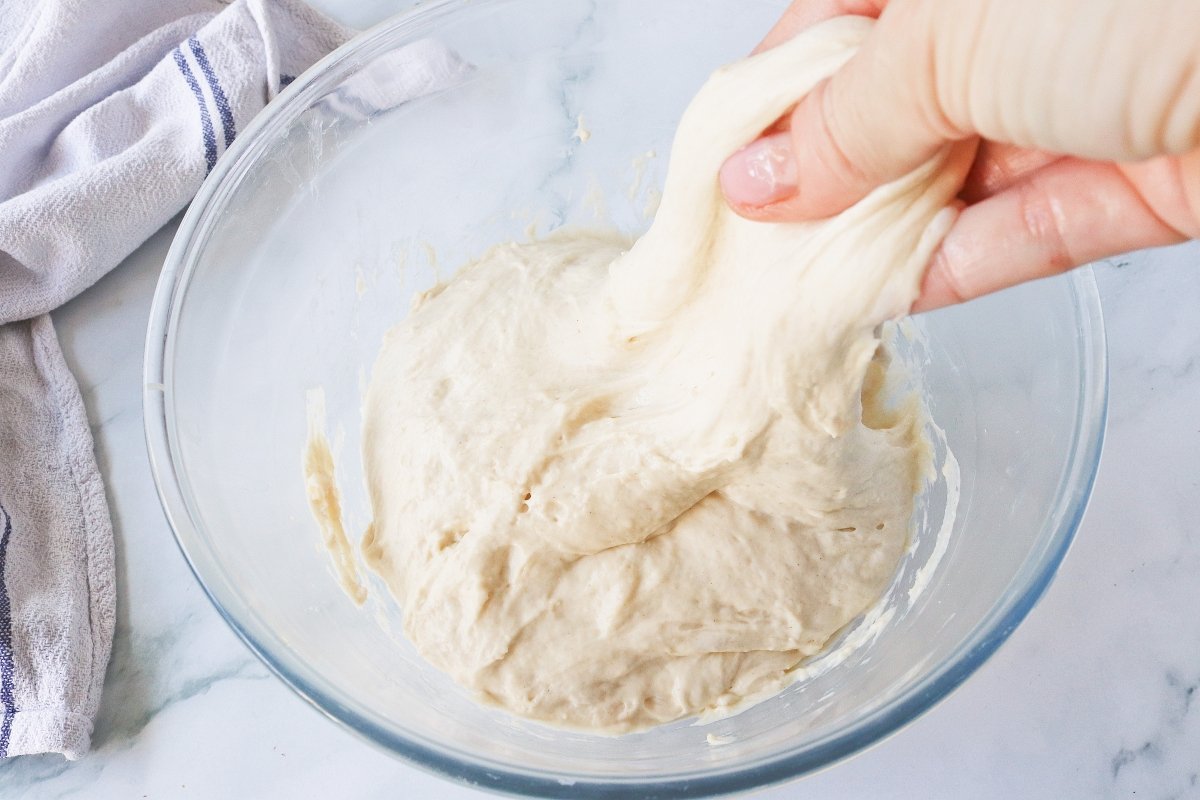 Hacer pliegues a la masa de la focaccia en freidora de aire