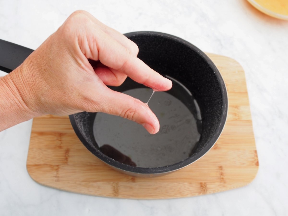 Hacer un almíbar a punto de hebra para las rosquillas de Alcalá