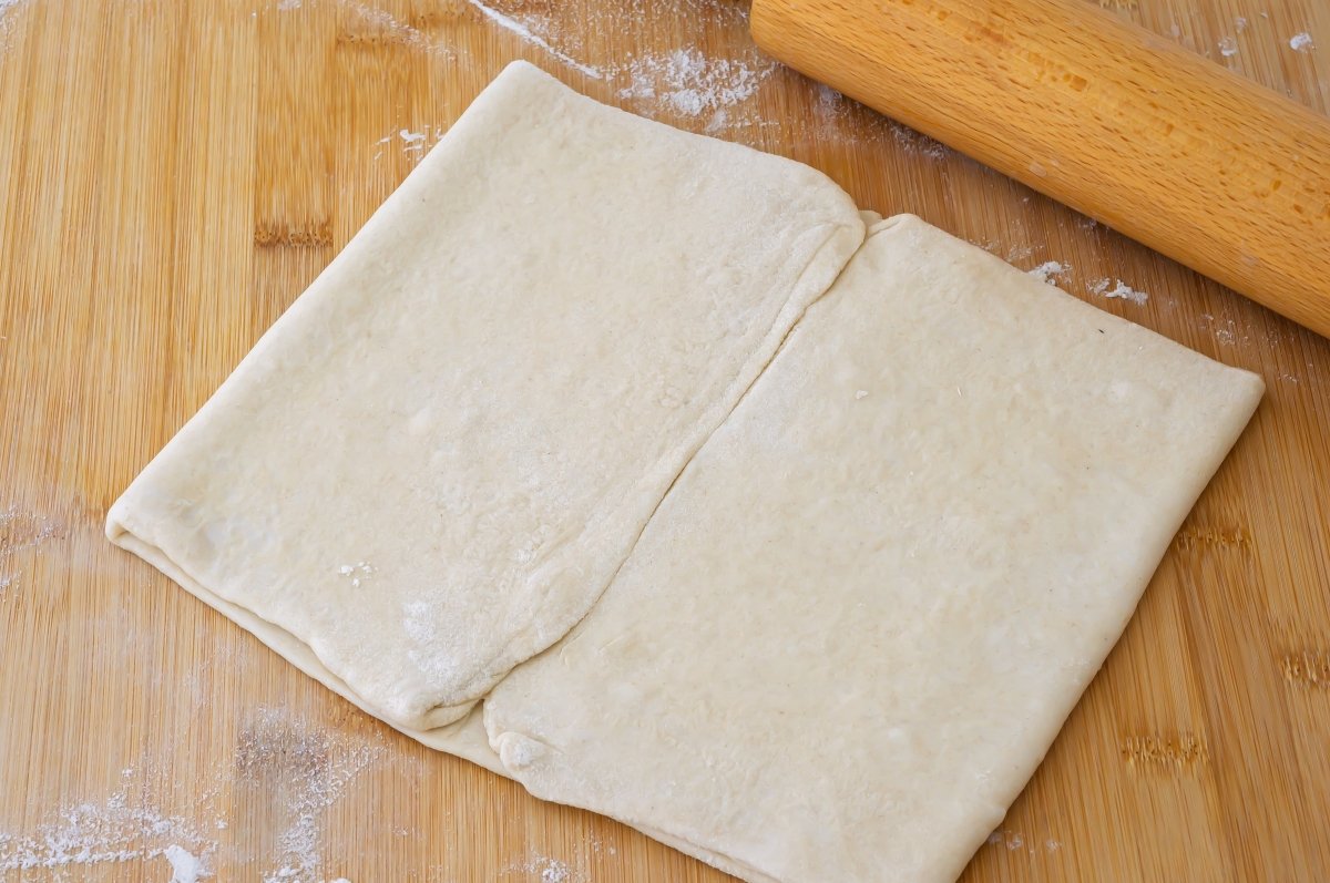 Hacer un doble pliegue a la masa de los criollitos