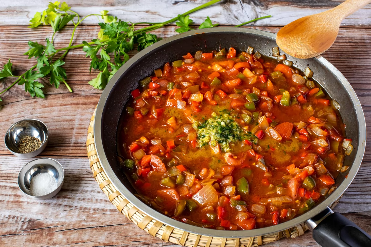 Hacer un majado de ajo y perejil y añadirlo al sofrito de la salsa de las albóndigas